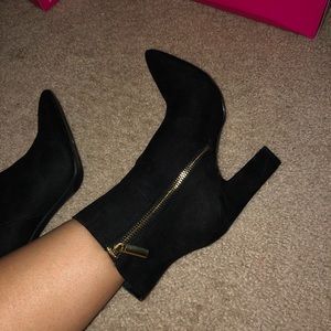 Shoe dazzle pointed boot